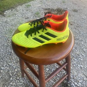 Men’s 9 soccer cleats
